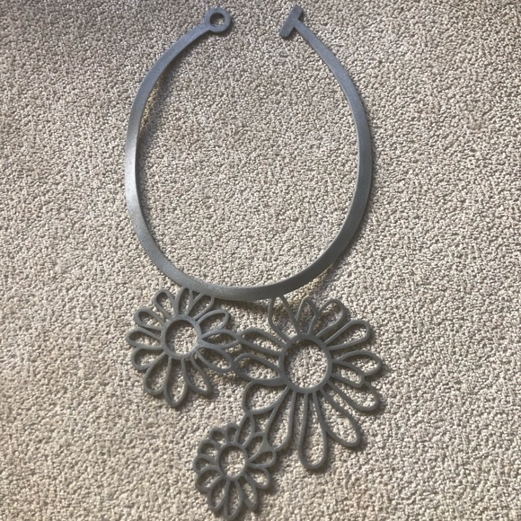Grey waterproof daisy laser cut choker - Picture 1 of 2